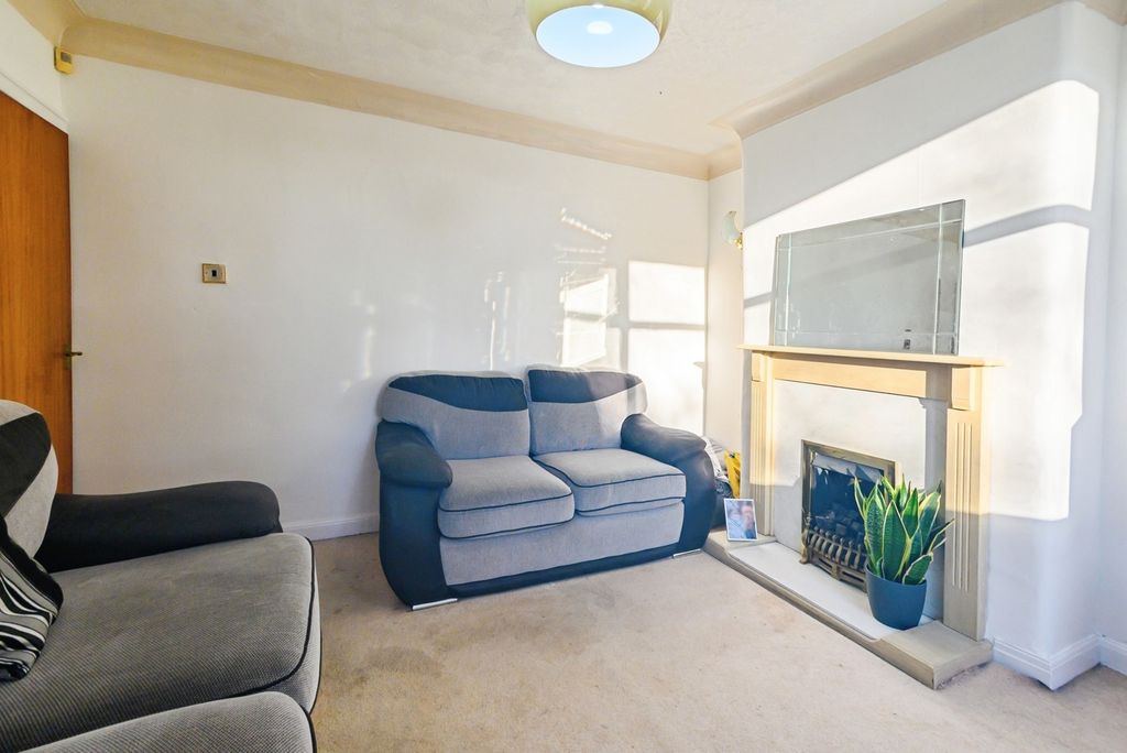 Property photo 3 of 21 Lounge