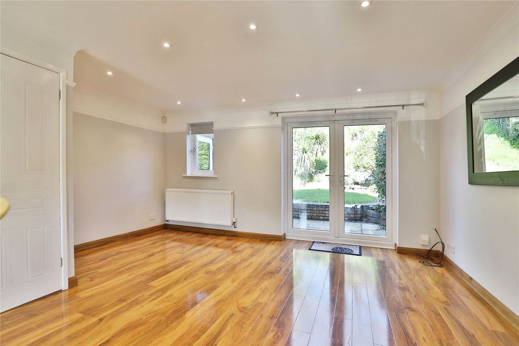 Property photo 3 of 19 Lounge