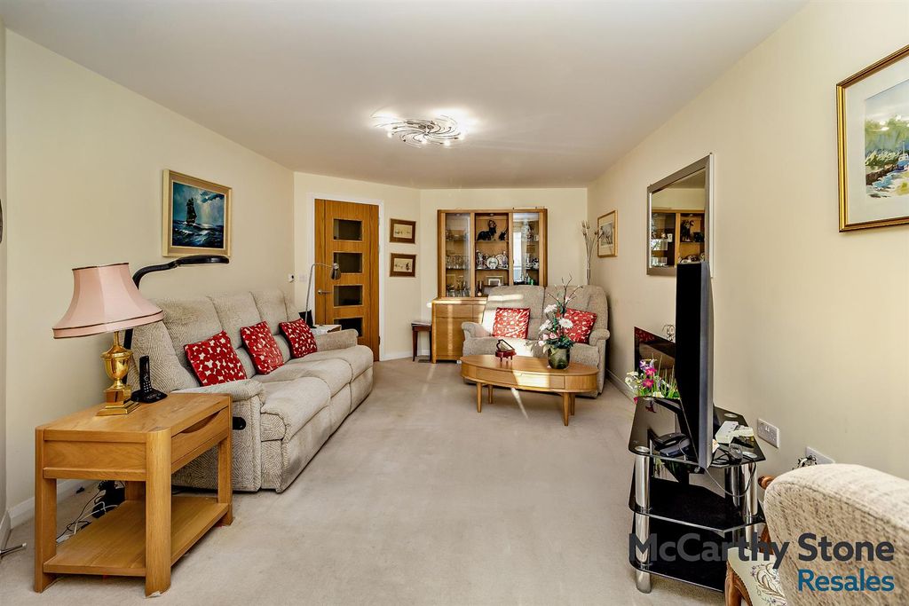 Property photo 2 of 23 8673932-Interior12-800.Jpg