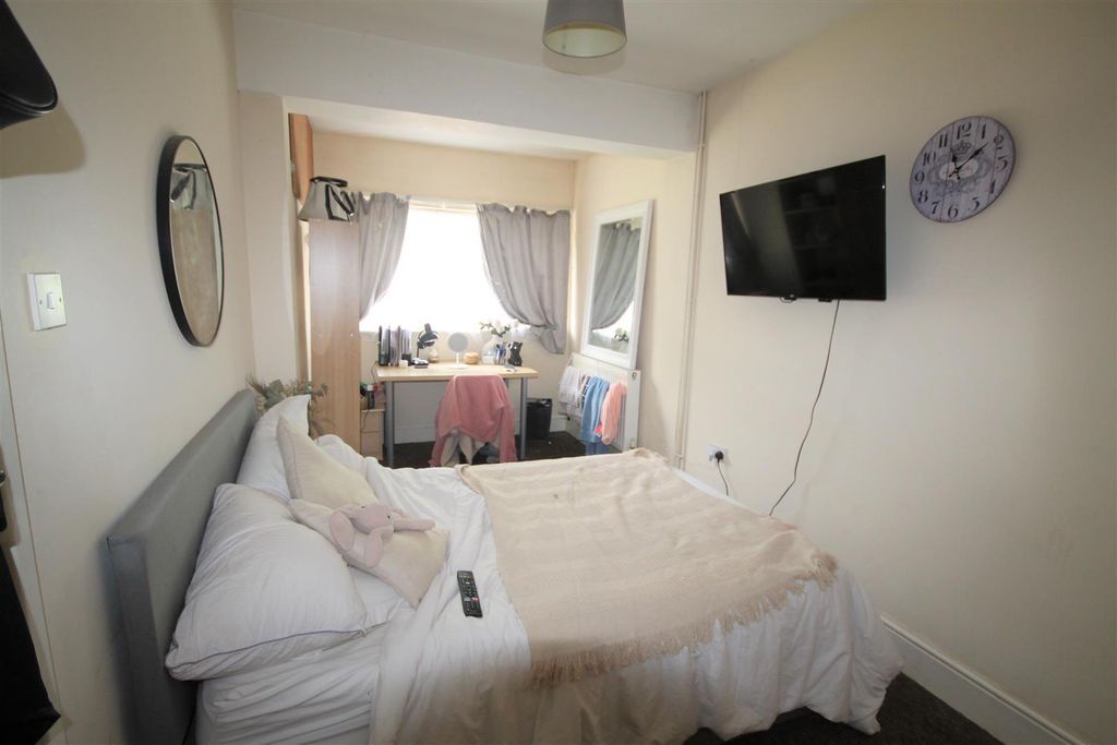 Property photo 3 of 10 Bedroom 1.Jpg