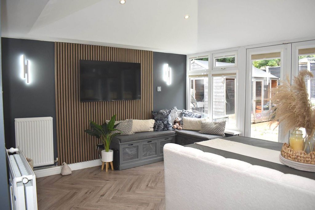 Property photo 2 of 37
