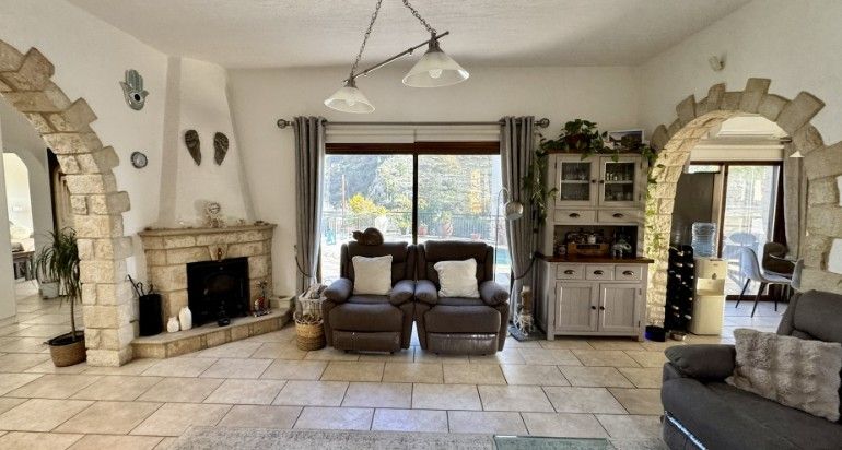 Property photo 3 of 27