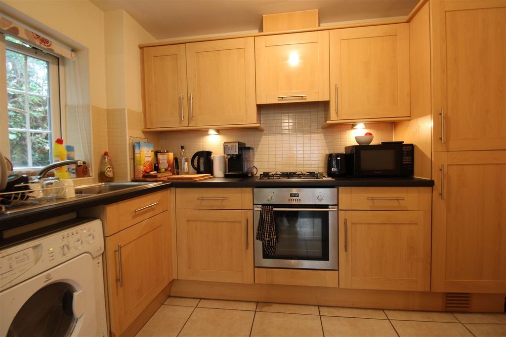 Property photo 2 of 8 Kitchen