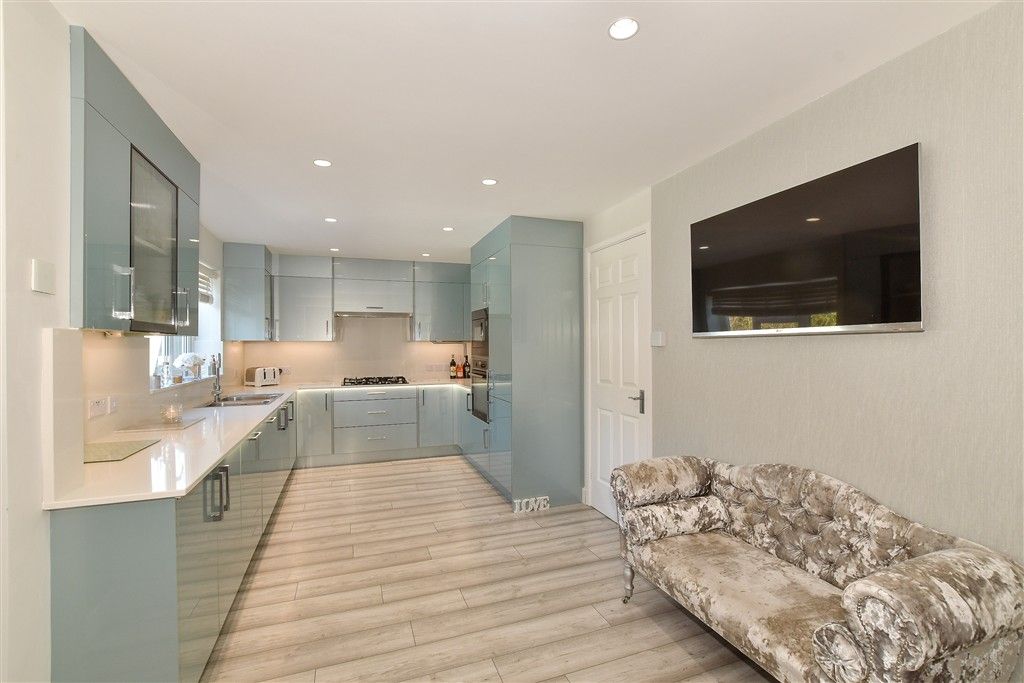 Property photo 2 of 15 Kitchen/Breakfast Area