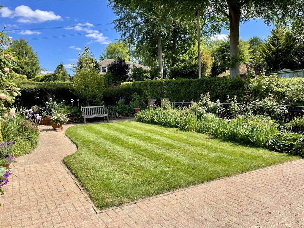 Property photo 3 of 25 Front Garden