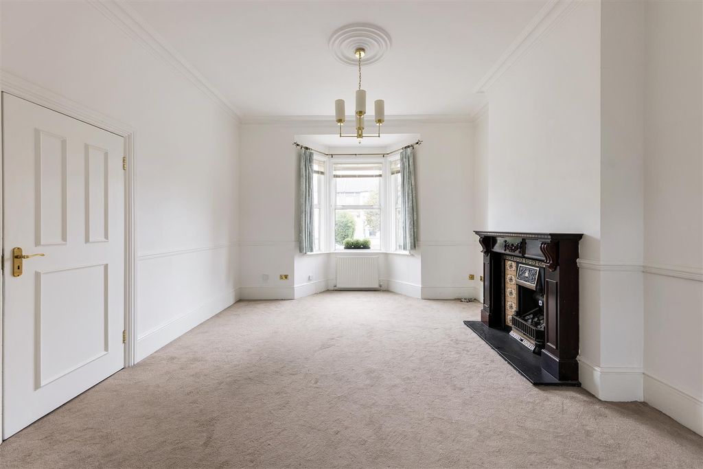 Property photo 2 of 46 Fairlop Road, E11