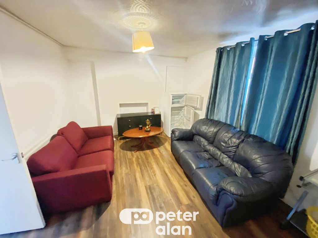 Property photo 1 of 5 Living Room