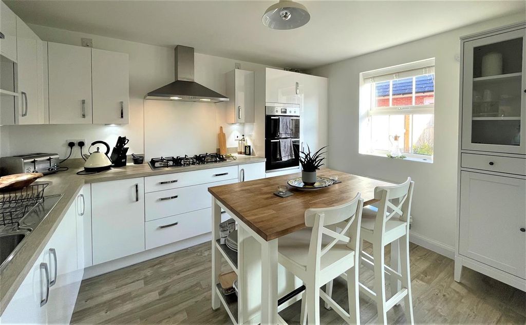 Property photo 2 of 19 Kitchen