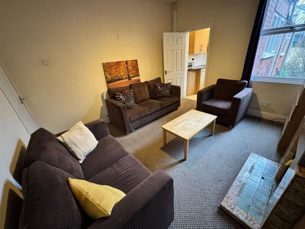 Property photo 2 of 26 Lounge