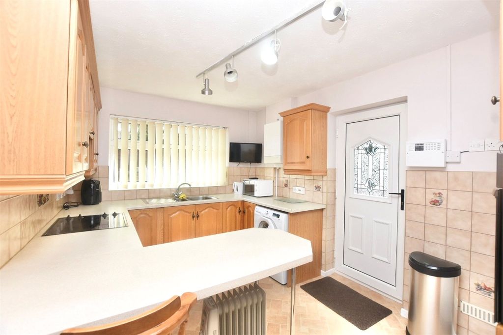 Property photo 3 of 12 Kitchen Diner