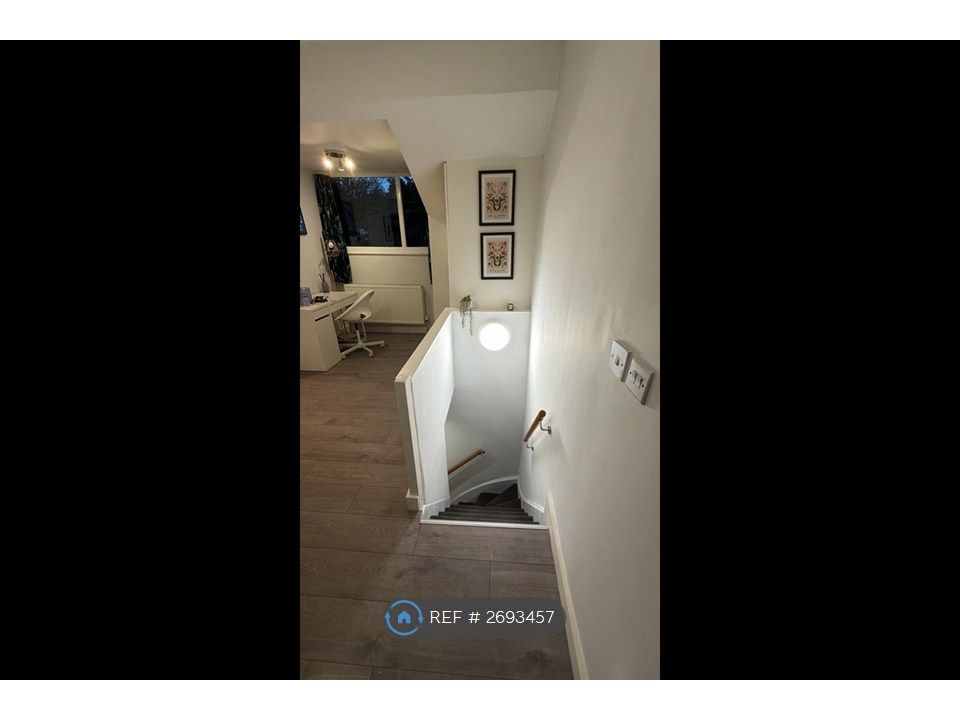 Property photo 1 of 13 Ensuite Attic Room 4
