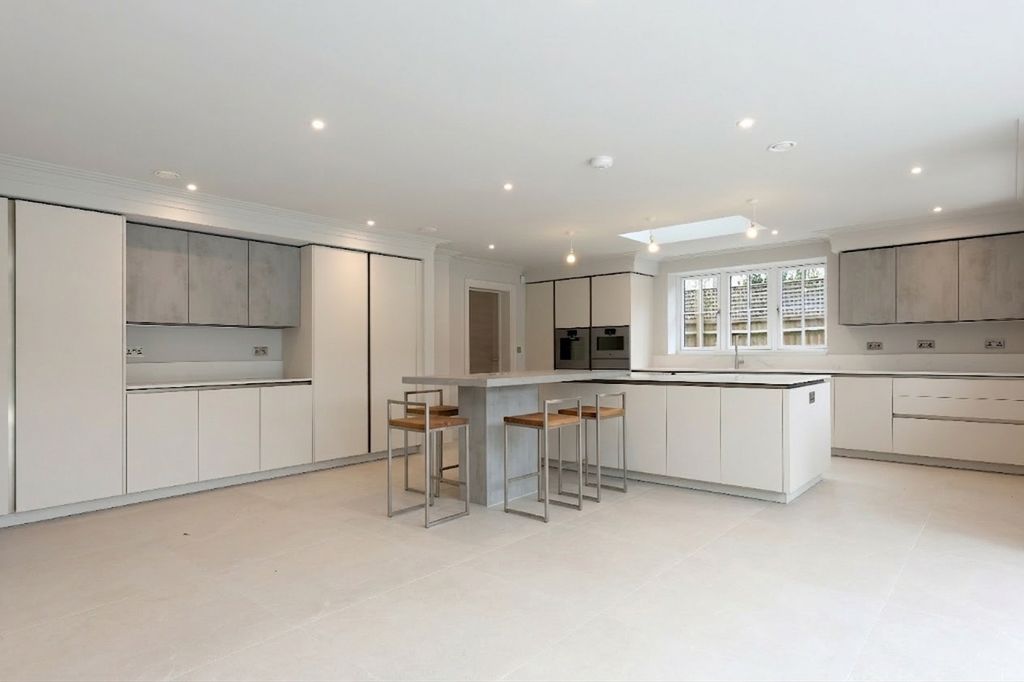 Property photo 2 of 22 Picture No. 30