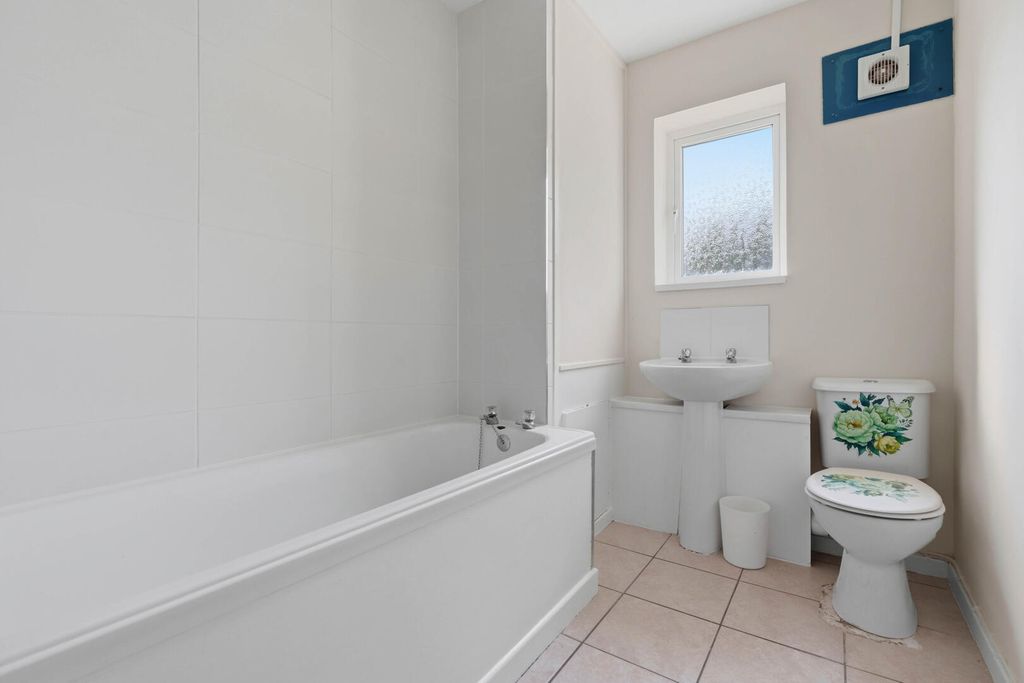 Property photo 3 of 19 Bathroom