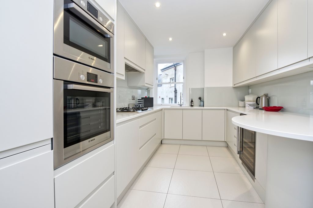 Property photo 3 of 10 Kitchen