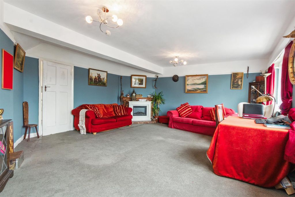 Property photo 1 of 11 Station Approach, Kt24 6Qx Reception 2