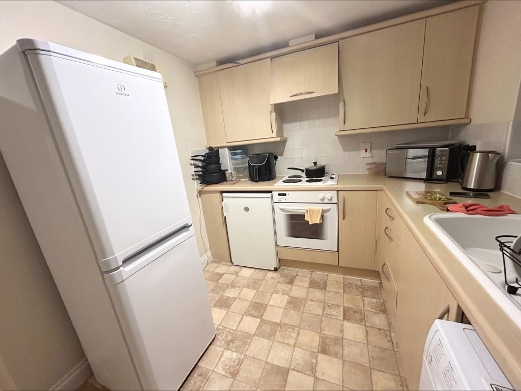 Property photo 3 of 10 Kitchen