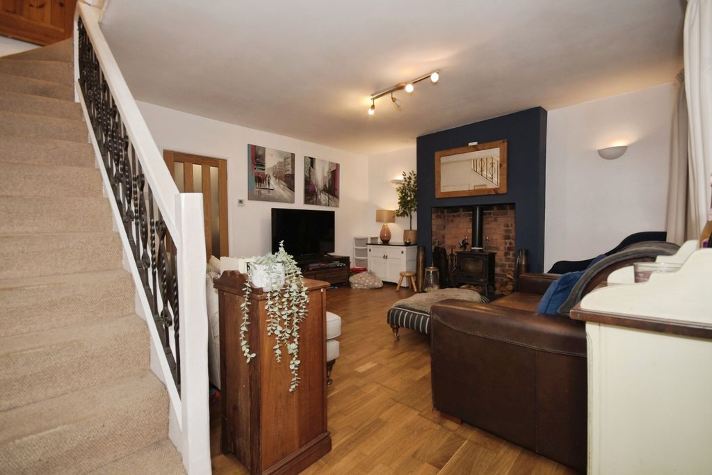 Property photo 3 of 17 Lounge