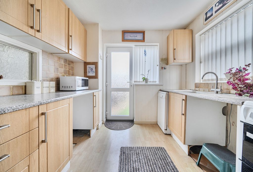 Property photo 3 of 13 1424068-5-69B010d...