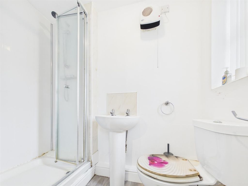 Property photo 3 of 20 Ensuite