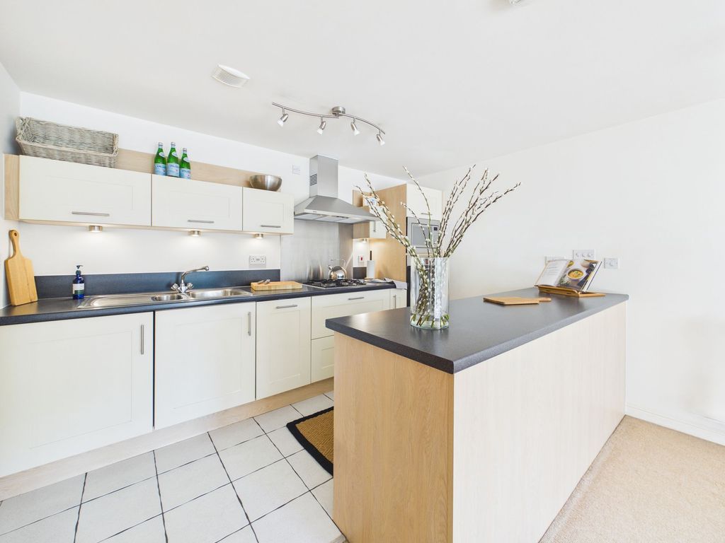 Property photo 3 of 19 Kitchen