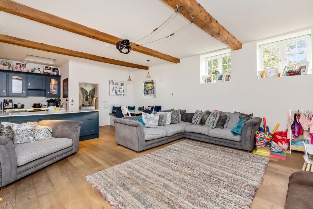 Property photo 2 of 17 4697483