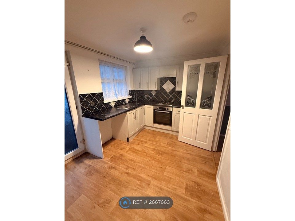 Property photo 3 of 7 Kitchen