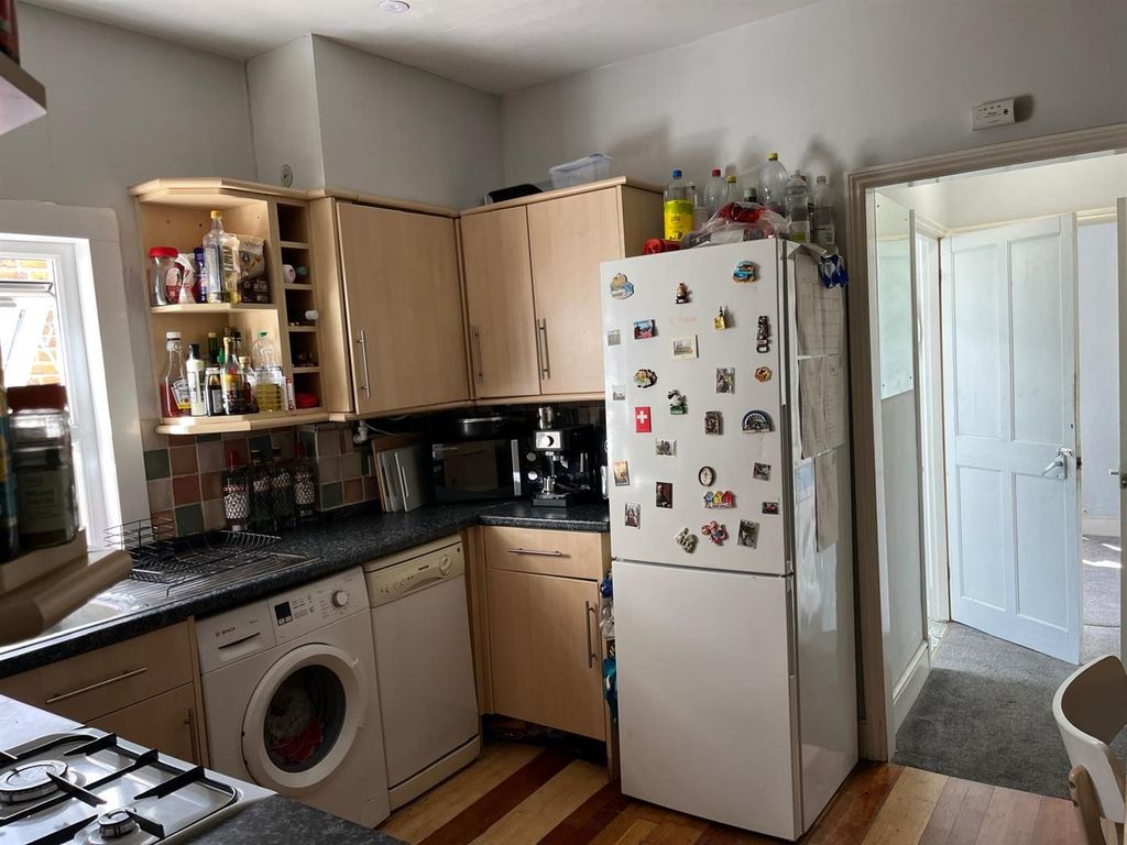 Property photo 2 of 7 Kitchen