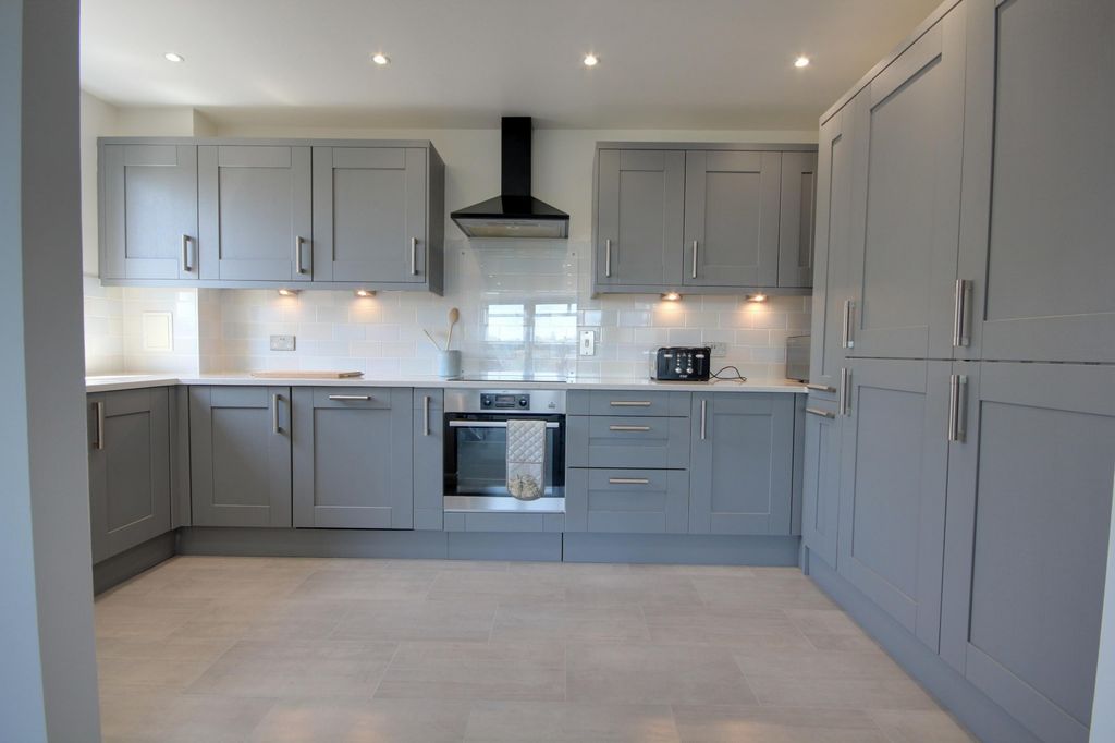 Property photo 3 of 9 Kitcen