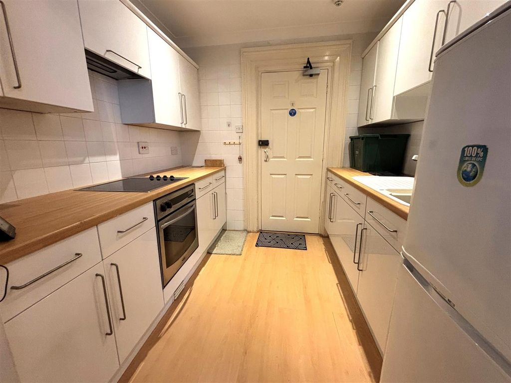 Property photo 3 of 11 Kitchen