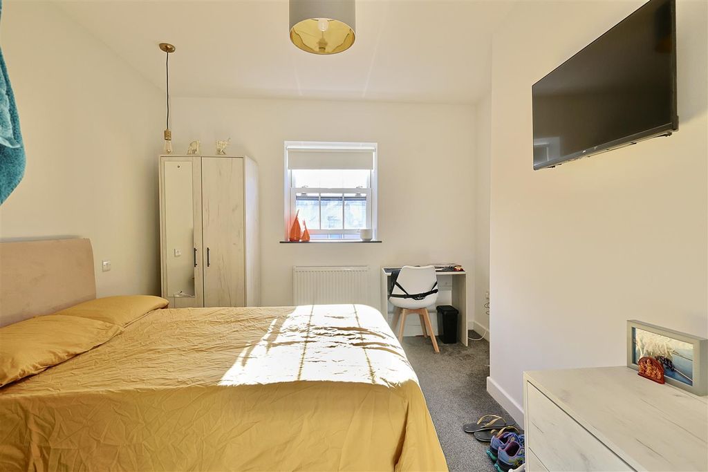 Property photo 3 of 13 201D8079-5146-4C8F-B530-178F756F913B_1_201_A.Jpeg