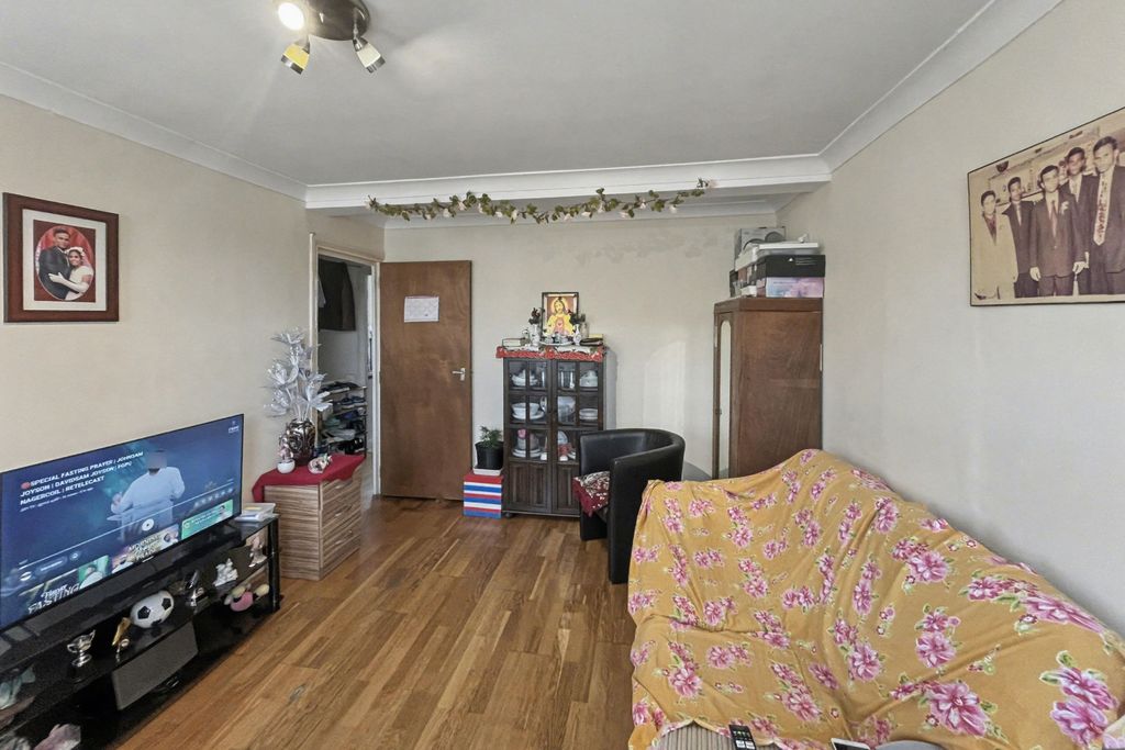 Property photo 3 of 15 2B Neville Walk, Carshalton, Sm5 1Jg