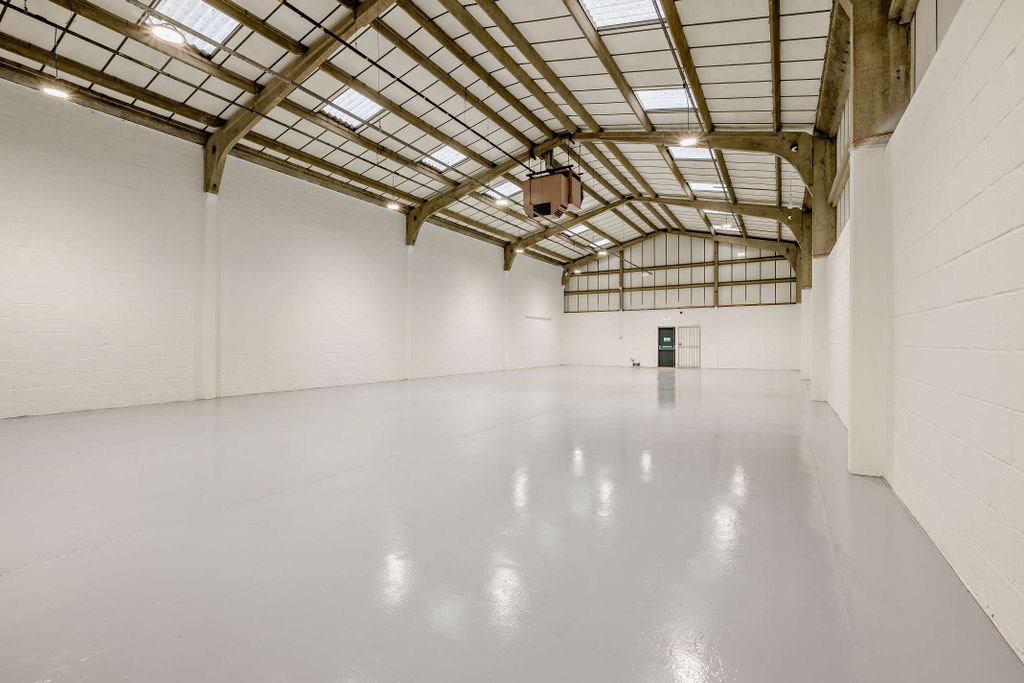 Property photo 3 of 17 8680154-Interior01-800