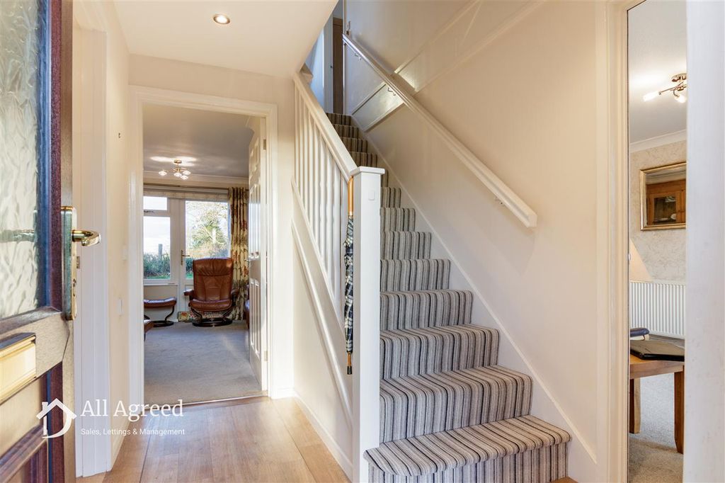 Property photo 2 of 17 Entrance Hall