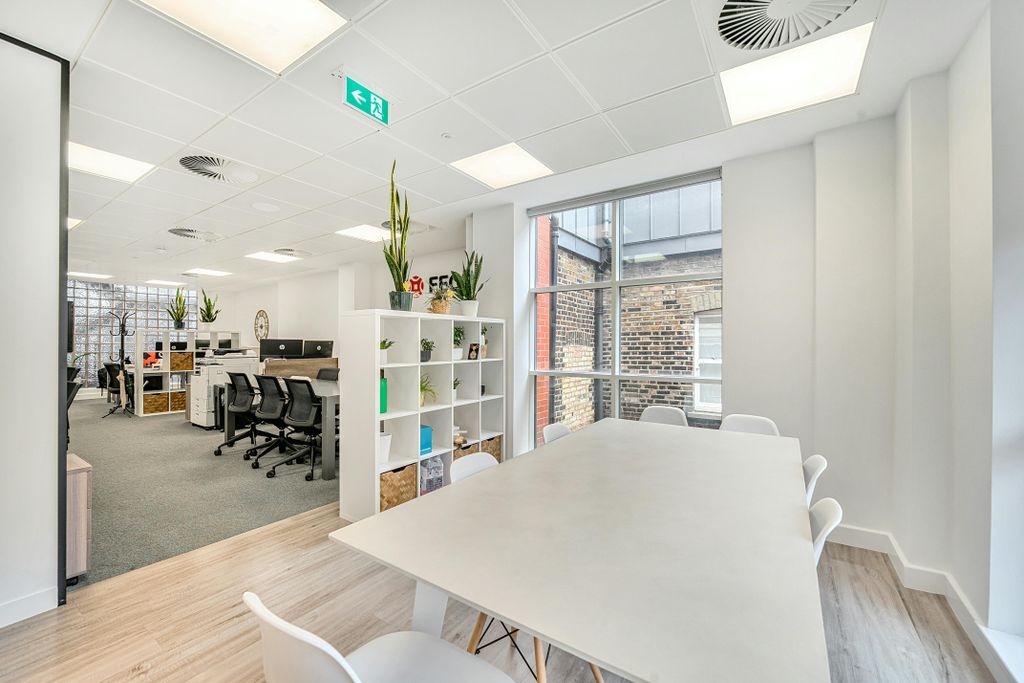 Property photo 3 of 14 13108151684Aac0E2c797Arw 7.Jpg