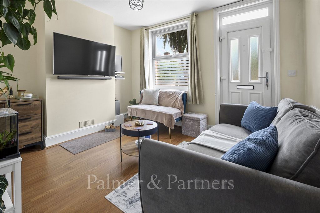 Property photo 3 of 10 Lounge