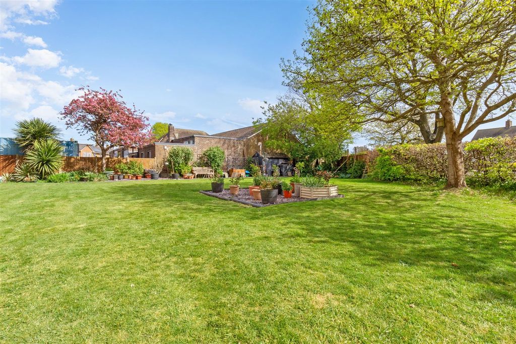 Property photo 3 of 18 Sunningdale Court 42-020.Jpg