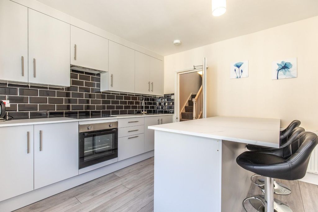 Property photo 2 of 14 Carlyle Street-24.Jpg