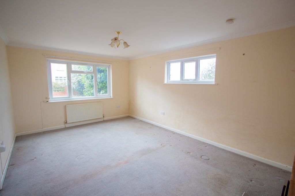 Property photo 3 of 17 Living Room