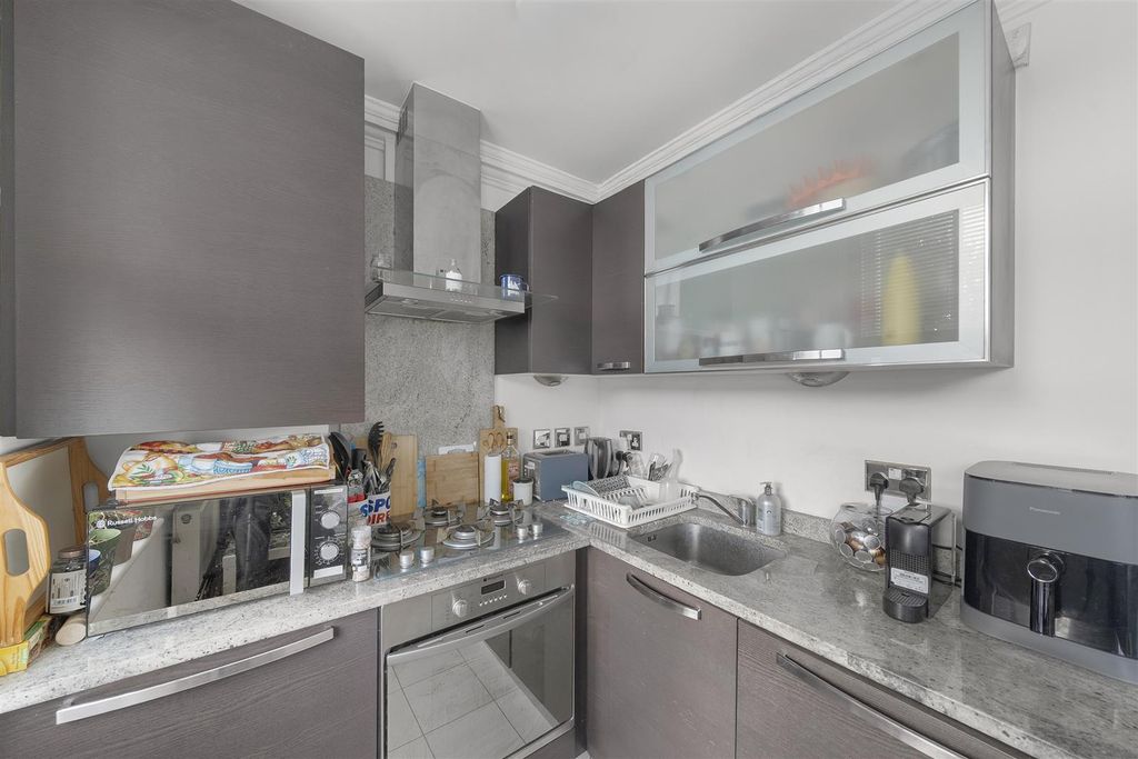 Property photo 3 of 7 Kitchen