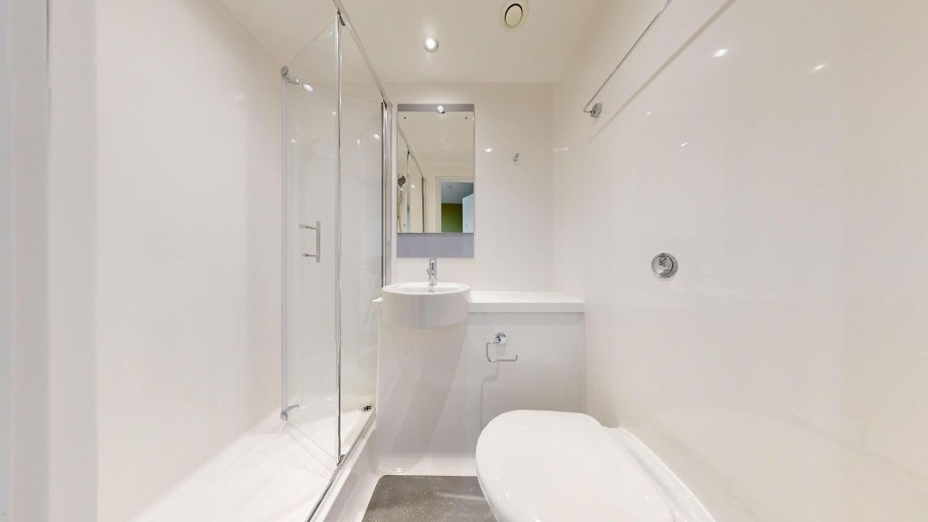 Property photo 3 of 10 Bathroom