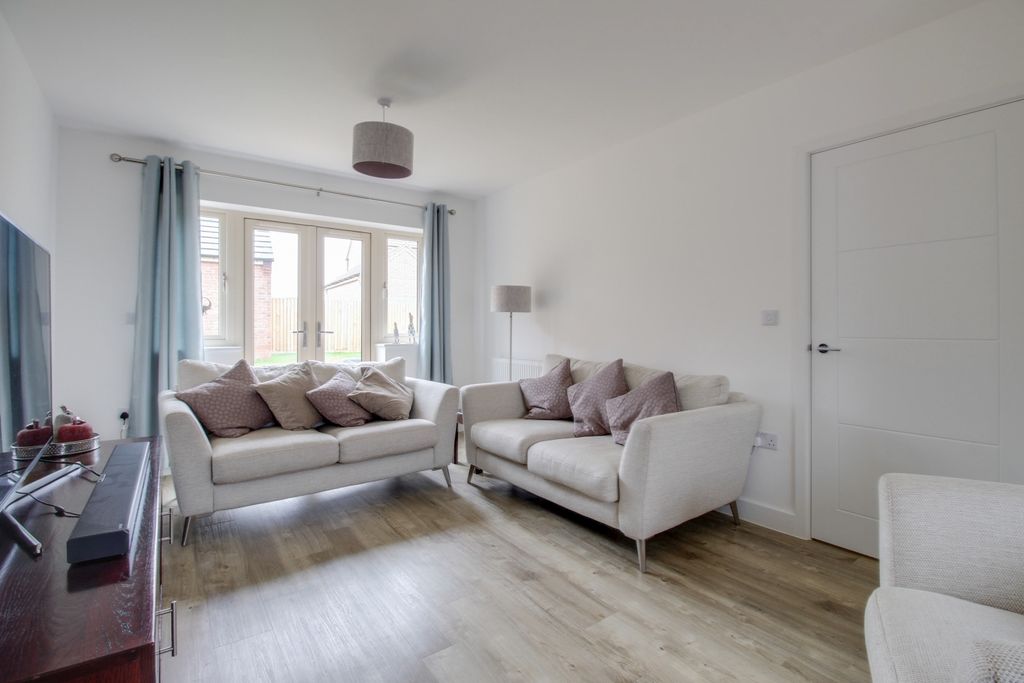 Property photo 3 of 16 Living.