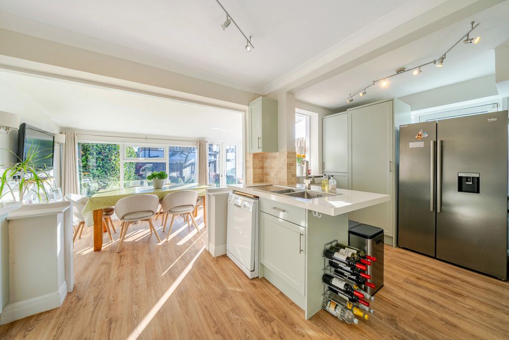 Property photo 2 of 19 1404162-6-697B364...