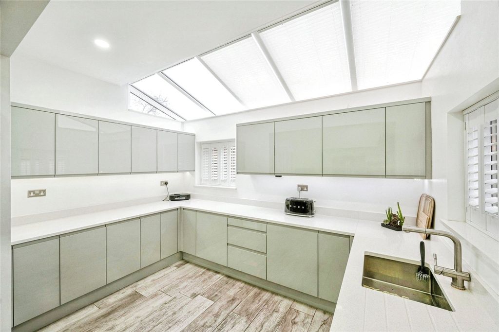 Property photo 2 of 27 Modern Kitchen