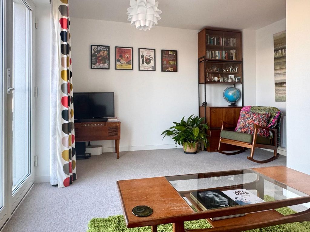 Property photo 3 of 20 Lounge