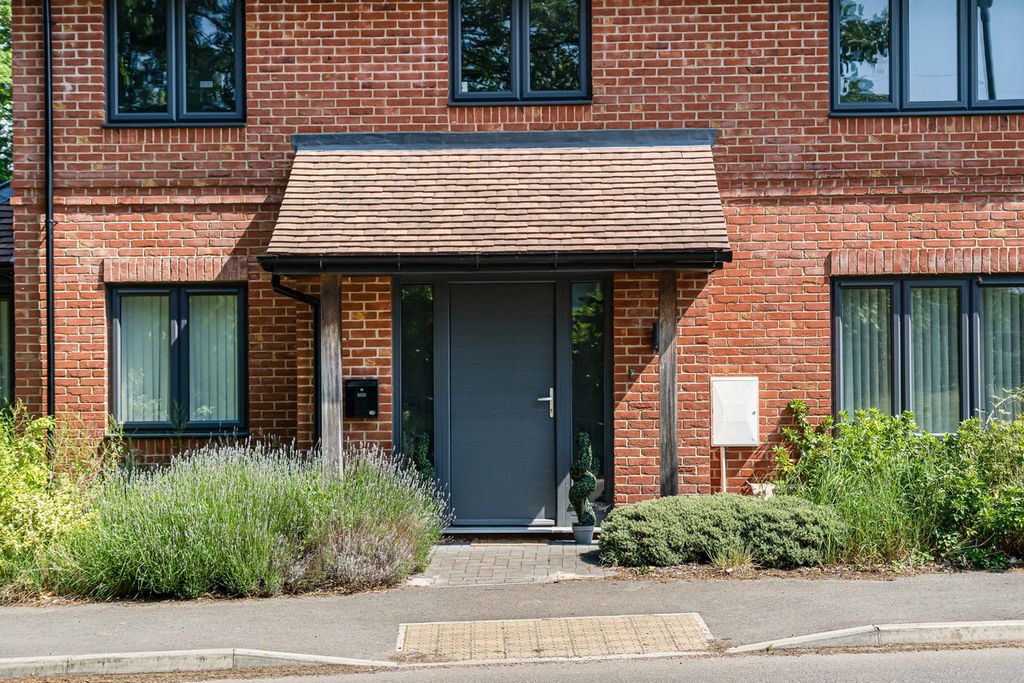 Property photo 2 of 32