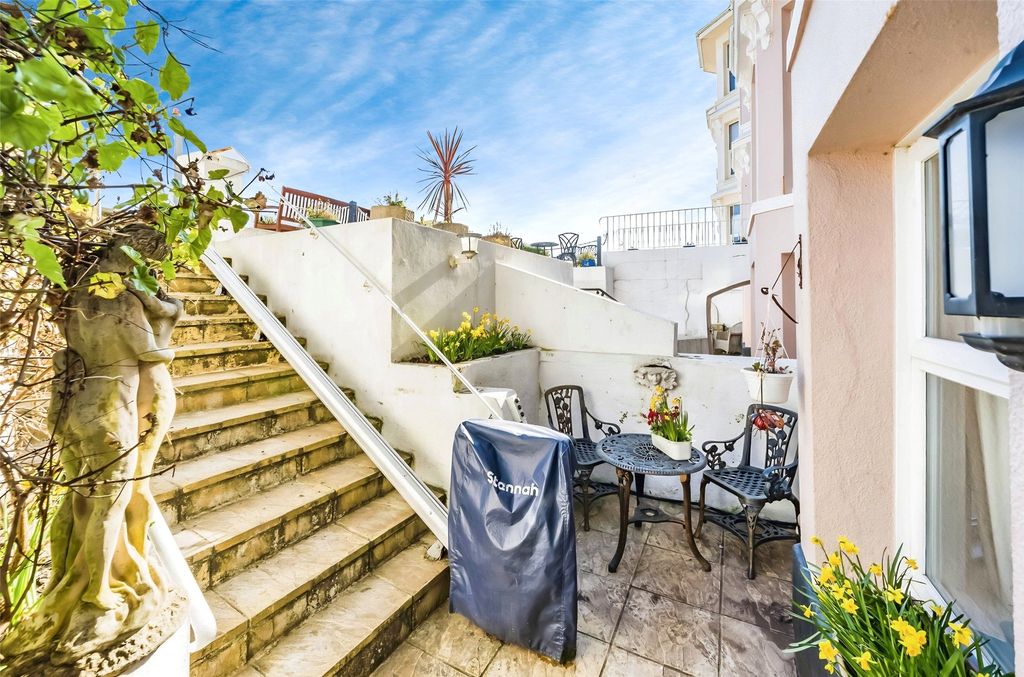 Property photo 3 of 20 Courtyard