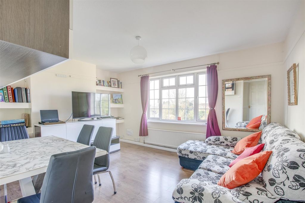 Property photo 3 of 10 60A Mandeville Road, Hp21 8Ag-8.Jpg