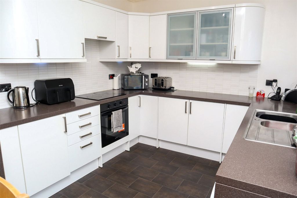 Property photo 2 of 18 Kitchen