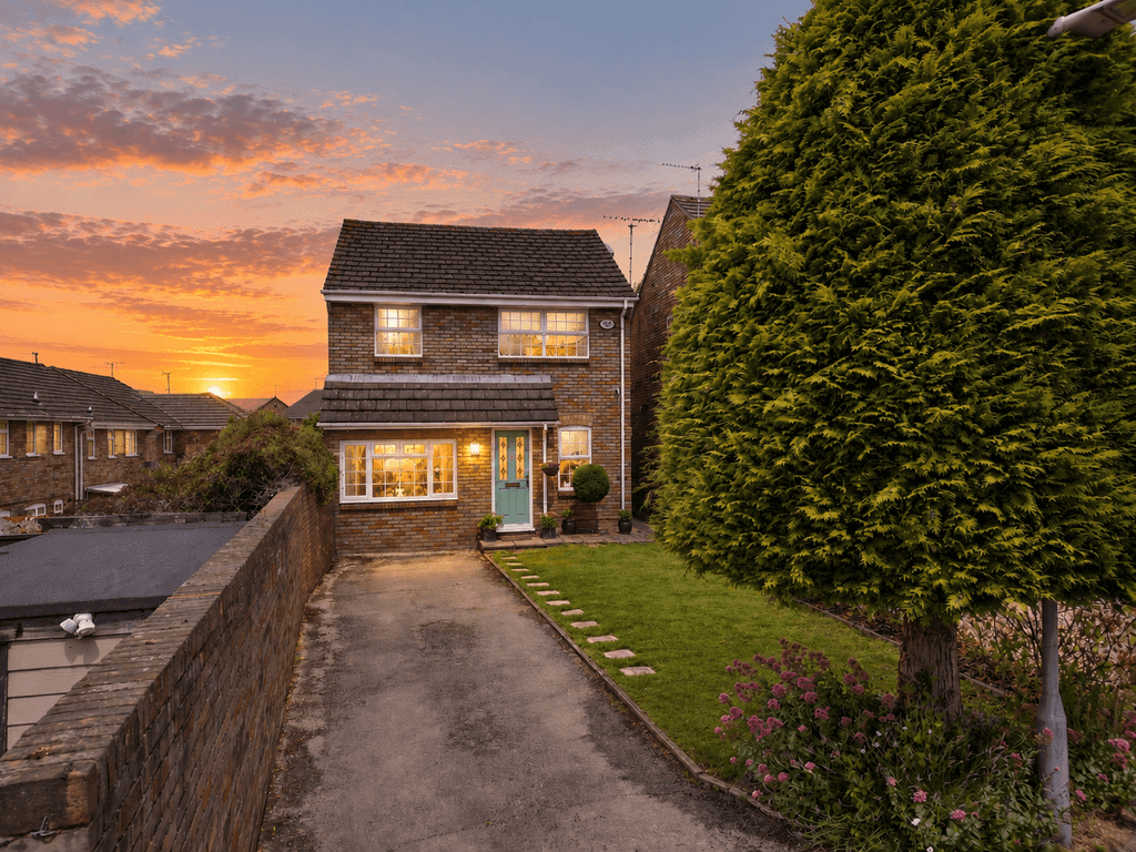 Property photo 1 of 23 Hunters Close, Tring