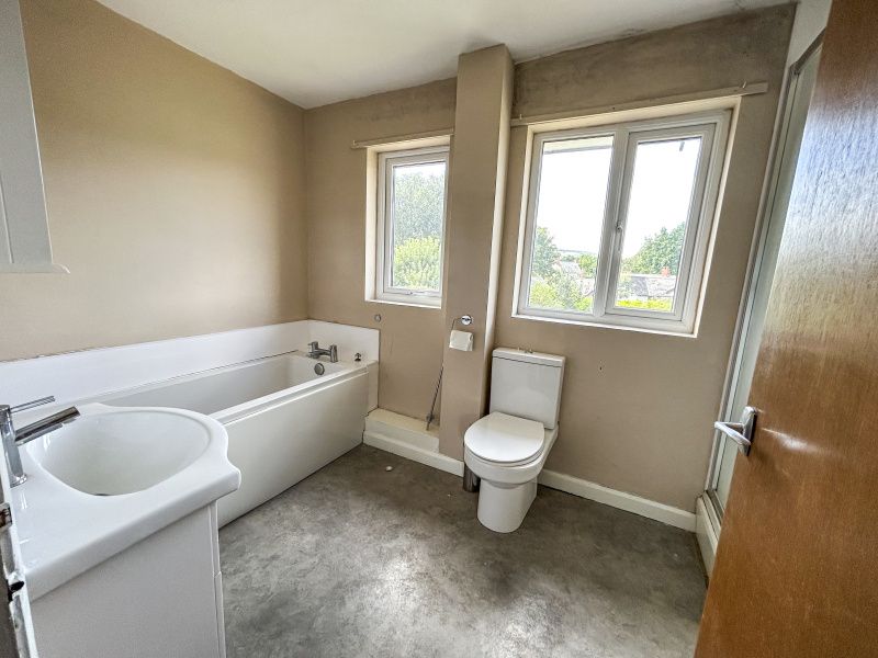 Property photo 3 of 14 Detached 4 Bedroom House